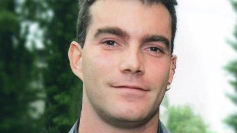 Si accascia in cortile e muore a 39 anni