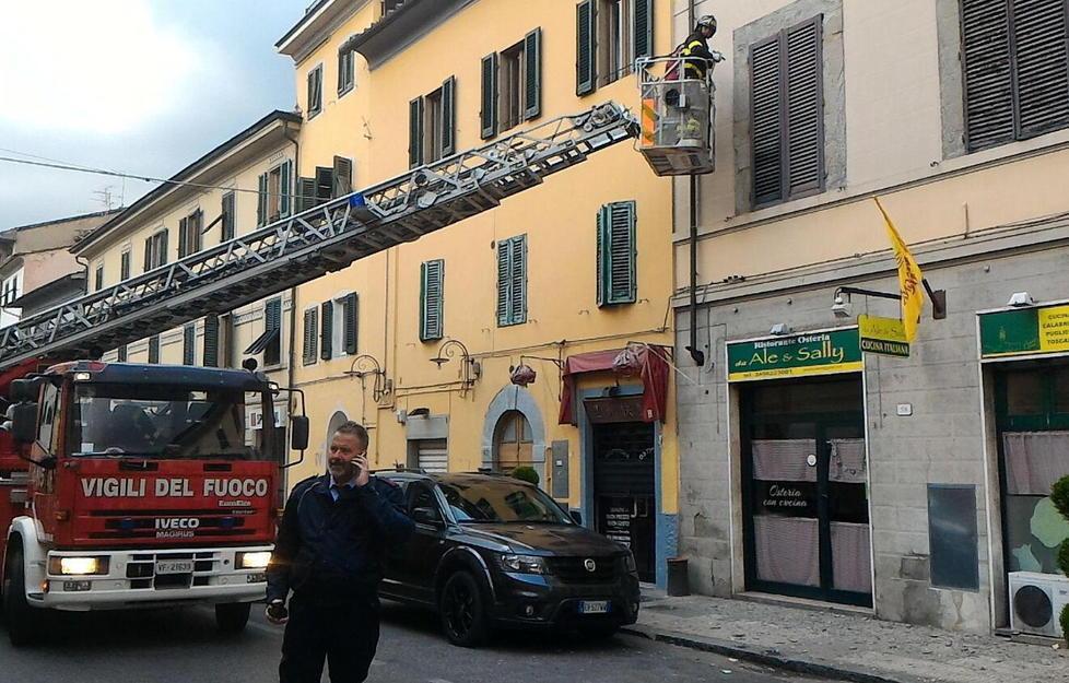 Via Puccini, giù un pezzo di cornicione