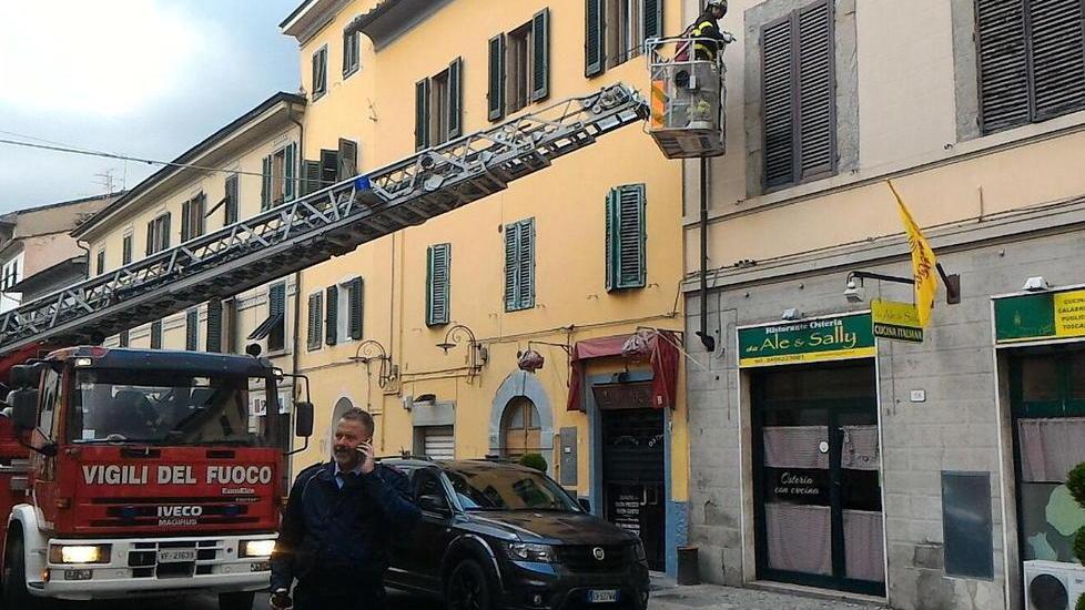 Via Puccini, giù un pezzo di cornicione