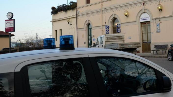 Occupano una casa popolare con tre figli minorenni