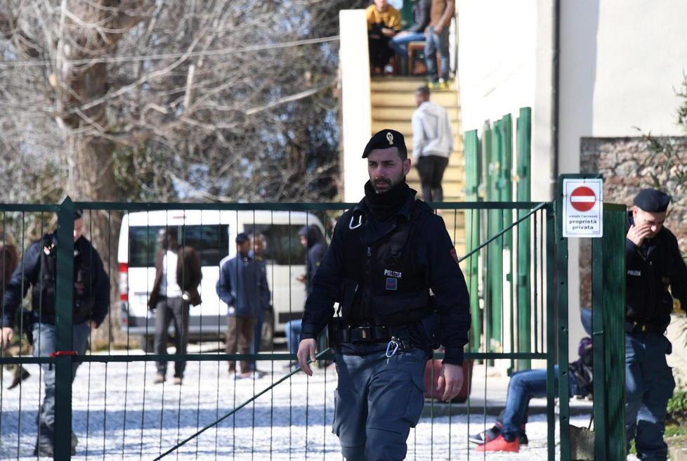 Blitz a La Tinaia, camere improvvisate nei magazzini