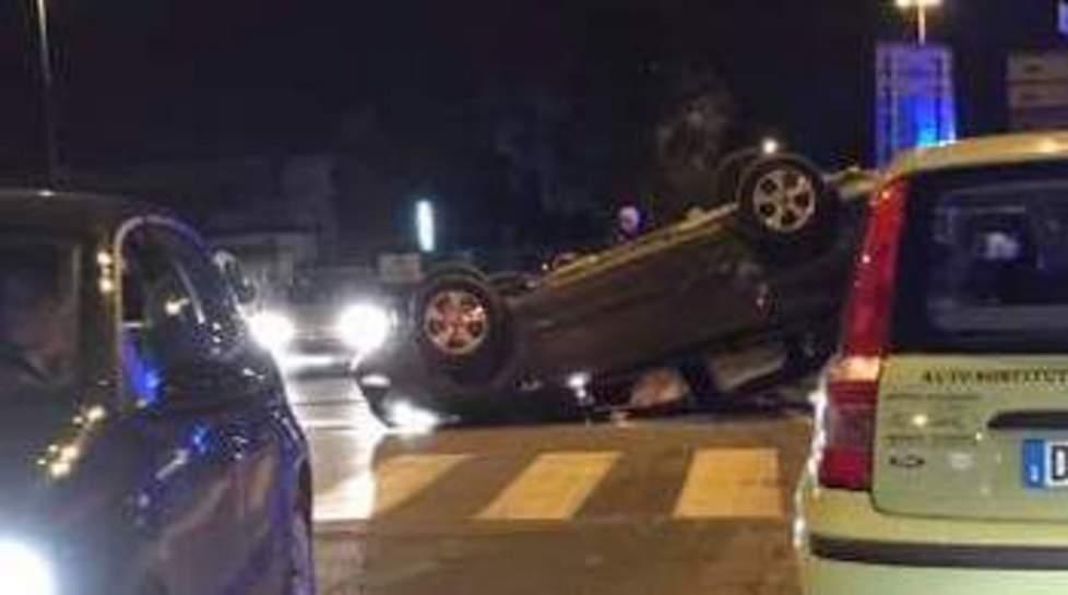 Tampona, e l’auto si ribalta