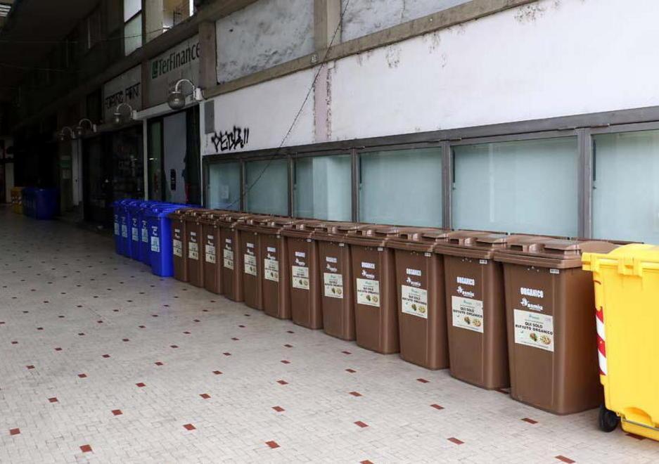 Troppi bidoni in galleria, scatta la protesta