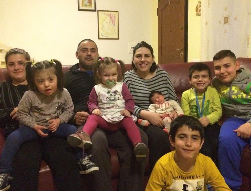 La famiglia Deluigi al completo; i sette figli hanno un’età compresa tra i 15 anni e i 10 giorni