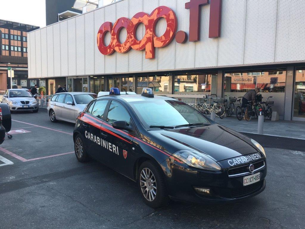 La pattuglia dei carabinieri intervenuta alla Coop di via Valentini