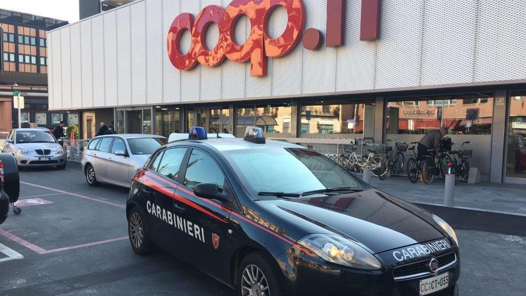 La pattuglia dei carabinieri intervenuta alla Coop di via Valentini