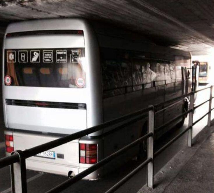 Il bus turistico è troppo alto: resta bloccato nel sottopasso 