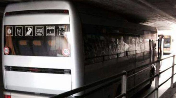 Il bus turistico è troppo alto: resta bloccato nel sottopasso