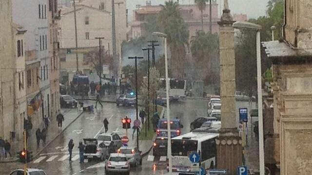 Guerriglia urbana a Sassari, gli ultras del Cagliari scatenano l'inferno: 4 feriti