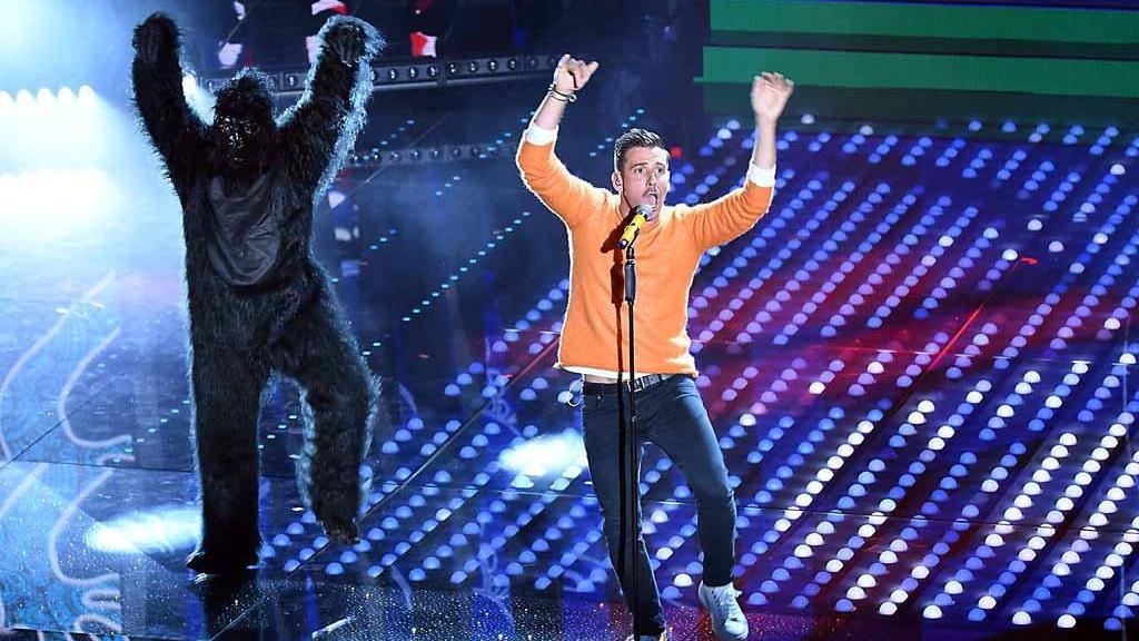 Francesco Gabbani e la scimmia durante l'esibizione sanremese