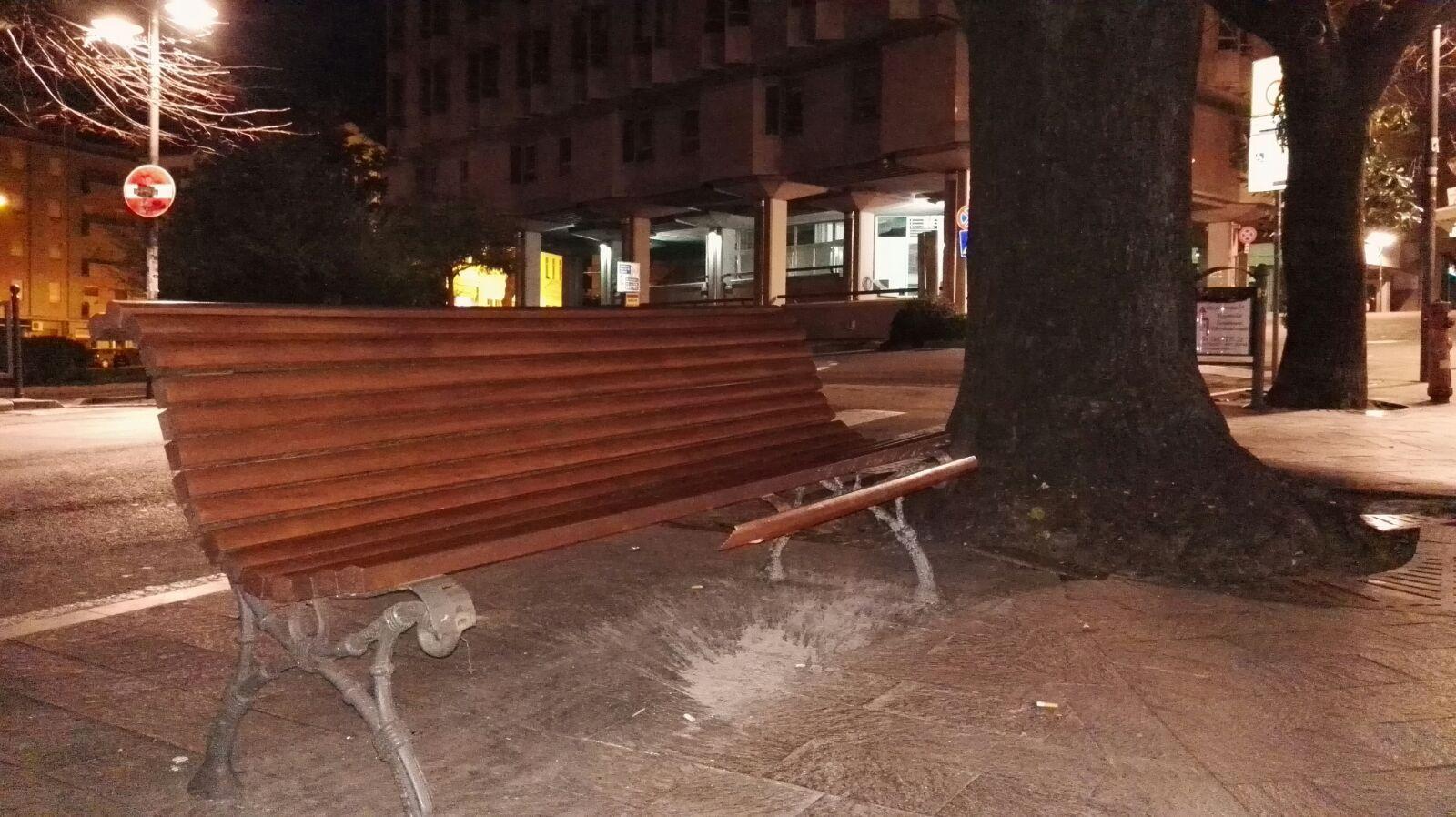 Provano a fermare i vandali, aggrediti a pugni e cinghiate