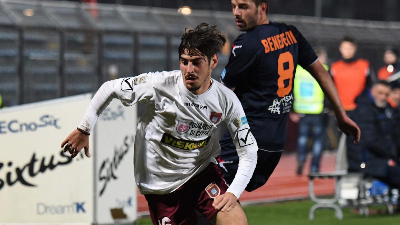 Il giocatore del Pontedera Francesco Corsinelli, autore del pareggio a Cremona (Foto Franco Silvi)