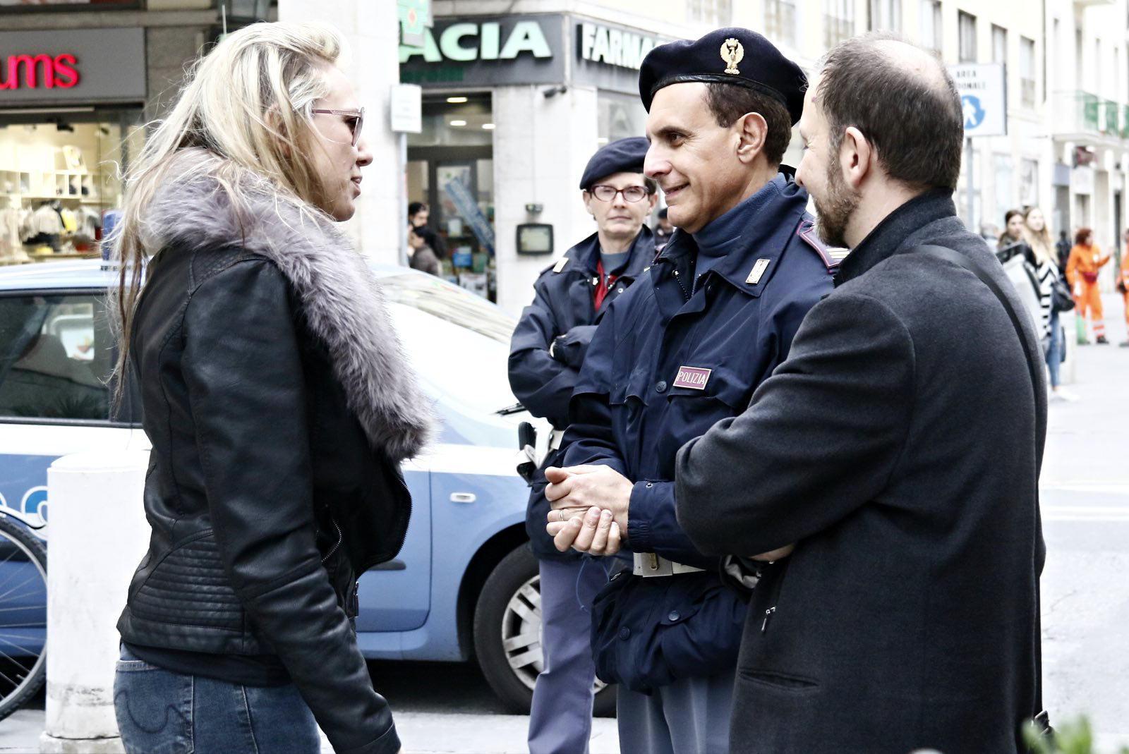 Costanza Vaccaro parla con alcuni agenti (Marzi Pentafoto)
