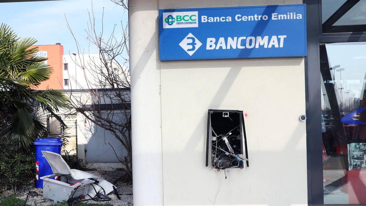 Boato nella notte: salta il bancomat della Centro Emilia