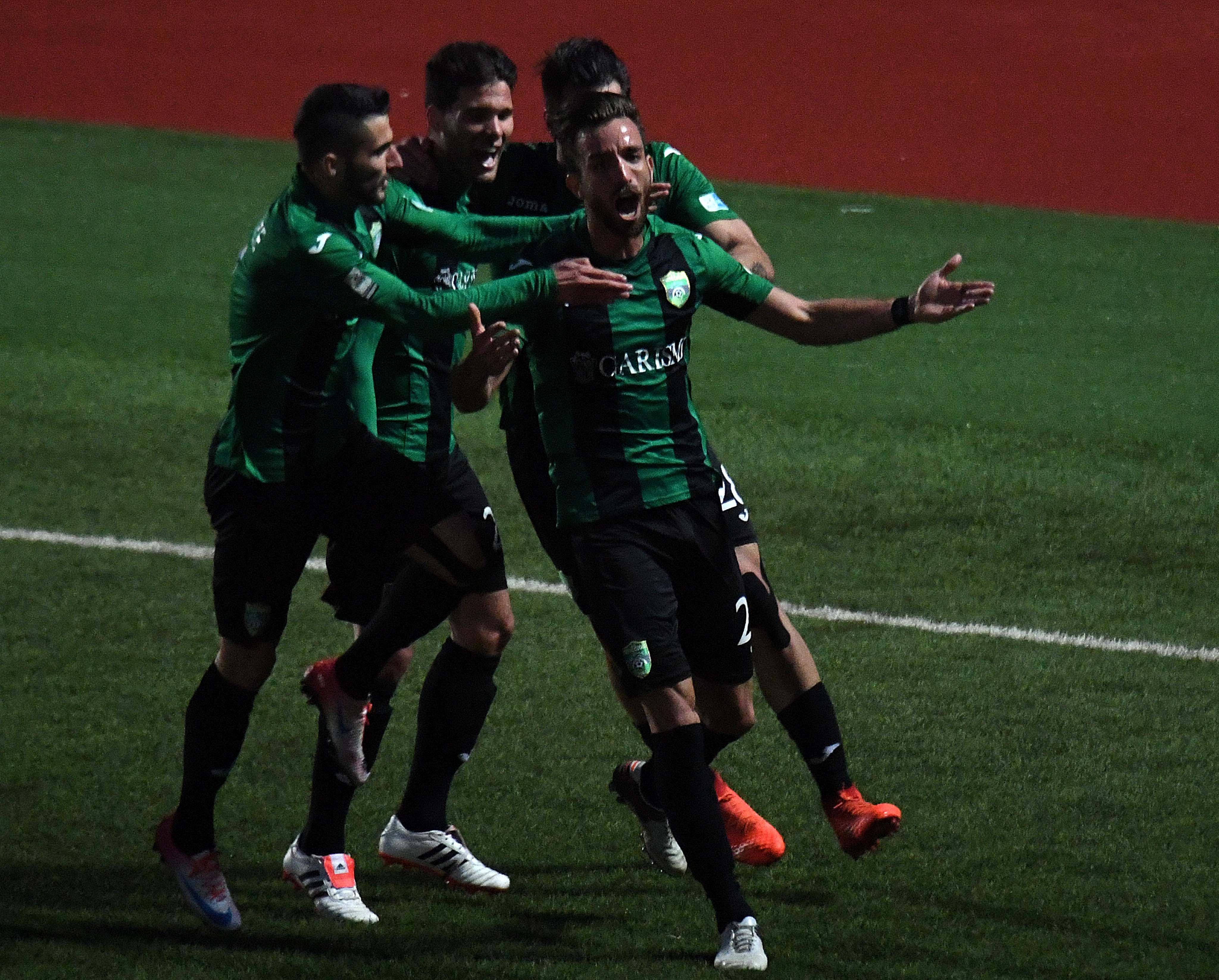 L'esultanza del Tuttocuoio dopo il gol dell'1-0 di Provenzano (Foto Franco Silvi)