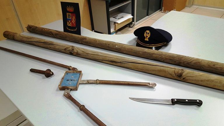 Le spranghe, i bastoni e i coltelli sequestrati agli ultras del Cagliari