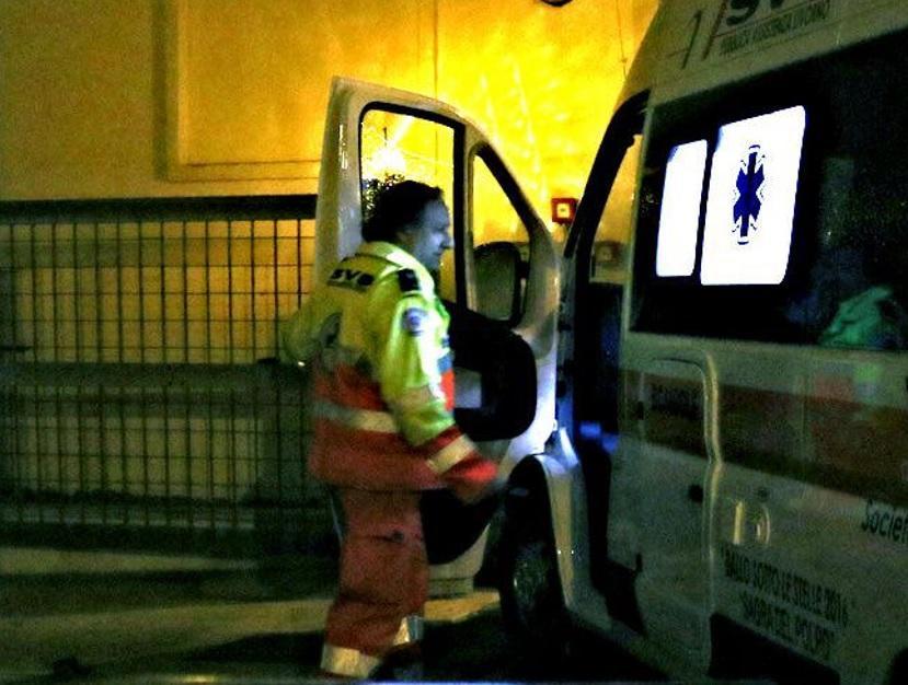 L'intervento dell'ambulanza Svs in via Chiellini (Marzi Pentafoto)