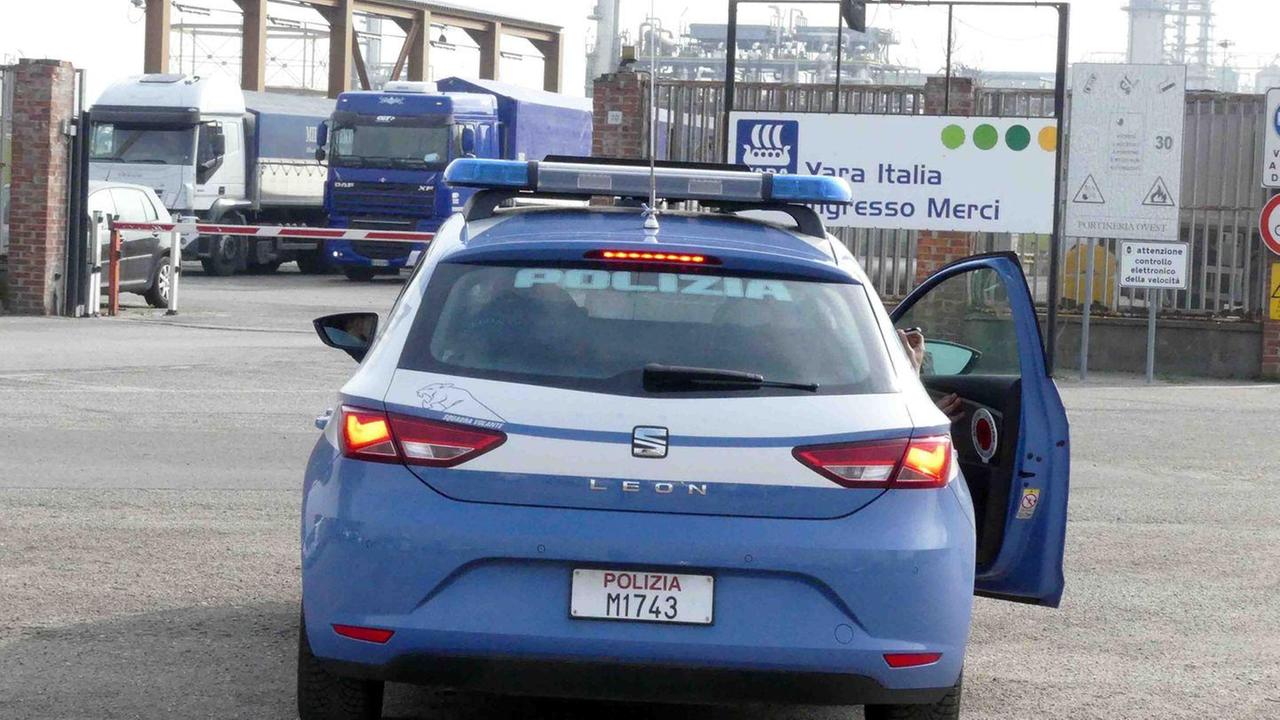 Furto di carburante di notte al petrolchimico