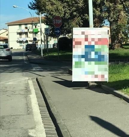 I cartelli invadono il marciapiede