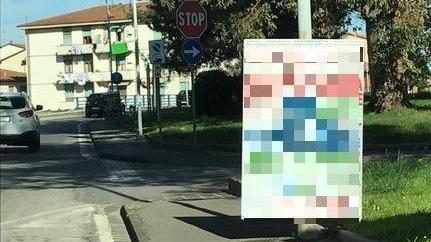 I cartelli invadono il marciapiede