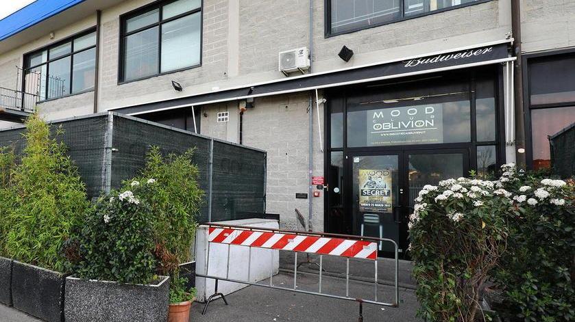 Calci e pugni tra 8 giovani discoteca chiusa per rissa