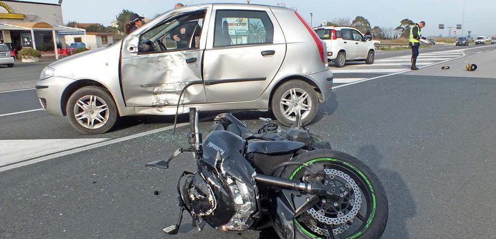 Scontro auto-moto sulla strada Geodetica Centauro in ospedale