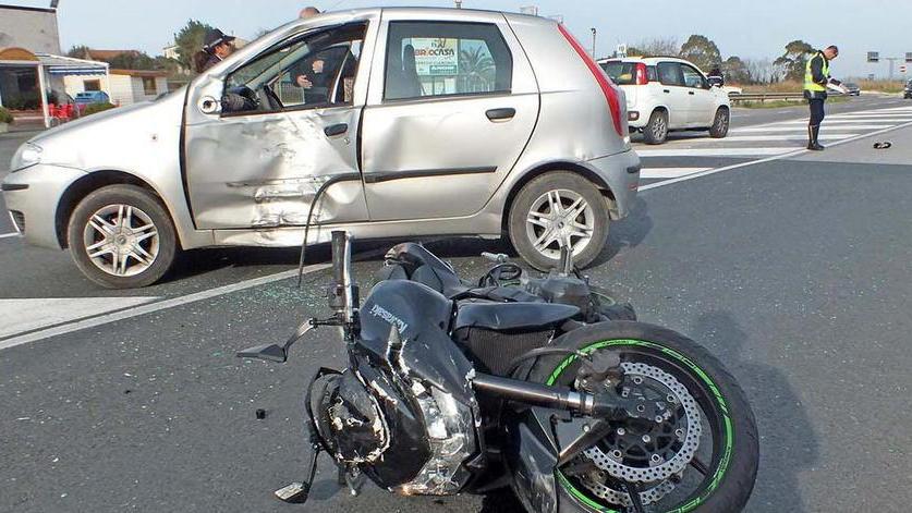 Scontro auto-moto sulla strada Geodetica Centauro in ospedale