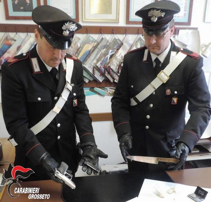 Scoperti droga, coltello e pistola a salve 