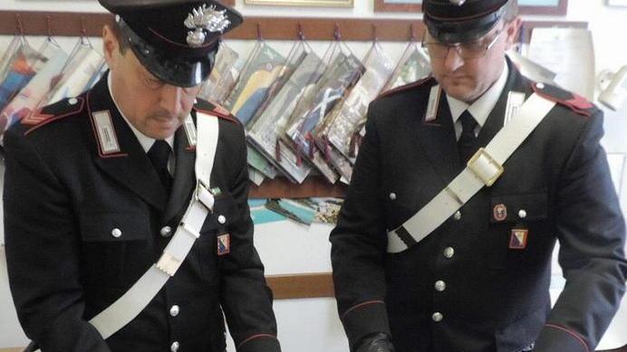 Scoperti droga, coltello e pistola a salve