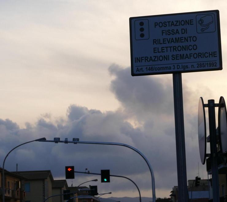 Telecamera anti furbetti al semaforo di Neghelli 