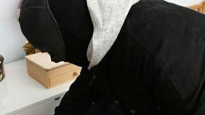 Entrano in una casa e fanno man bassa mentre i proprietari sono nell’altra stanza