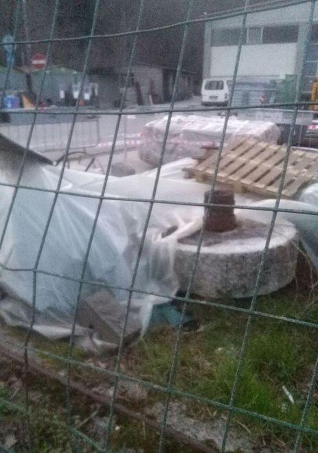 Lastre di eternit stoccate di fronte al deposito comunale 