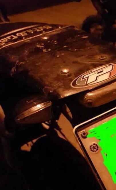 Ladri incappucciati rubano una moto 