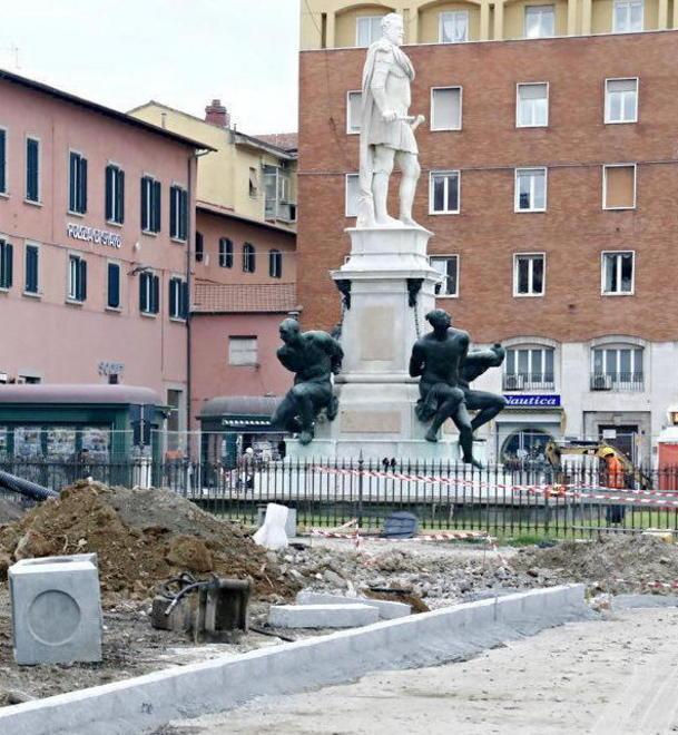 All’ombra dei 4 Mori nuova pavimentazione e spunta una fontana 