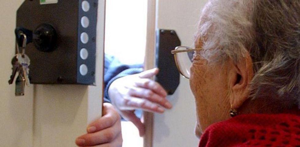 Vietato il “porta a porta” Porcari caccia i venditori 