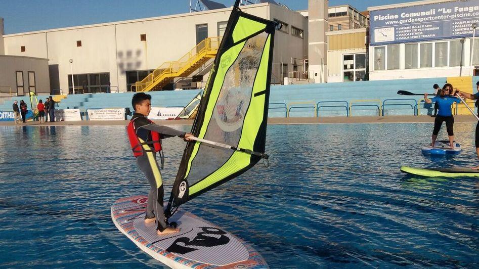 “Vele in città”: otpimist e windsurf si imparano in piscina