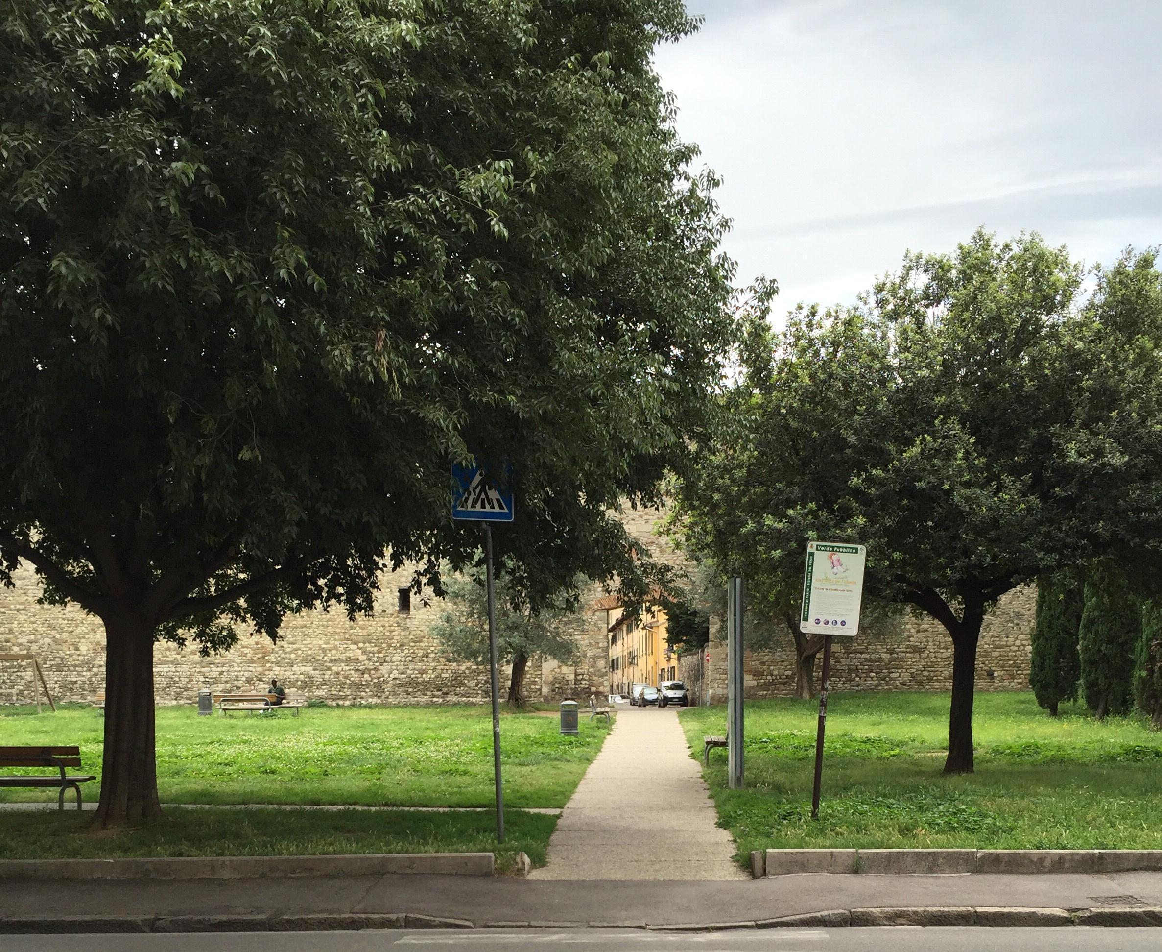 I giardini di via Curtatone, luogo di spaccio quotidiano