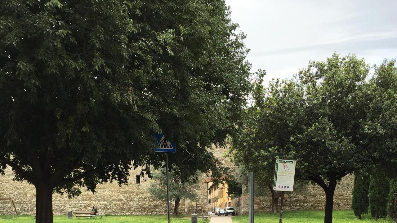 I giardini di via Curtatone, luogo di spaccio quotidiano