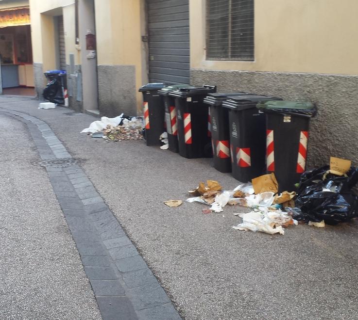 Rifiuti la notte e “lucciole” di giorno