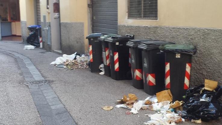 Rifiuti la notte e “lucciole” di giorno