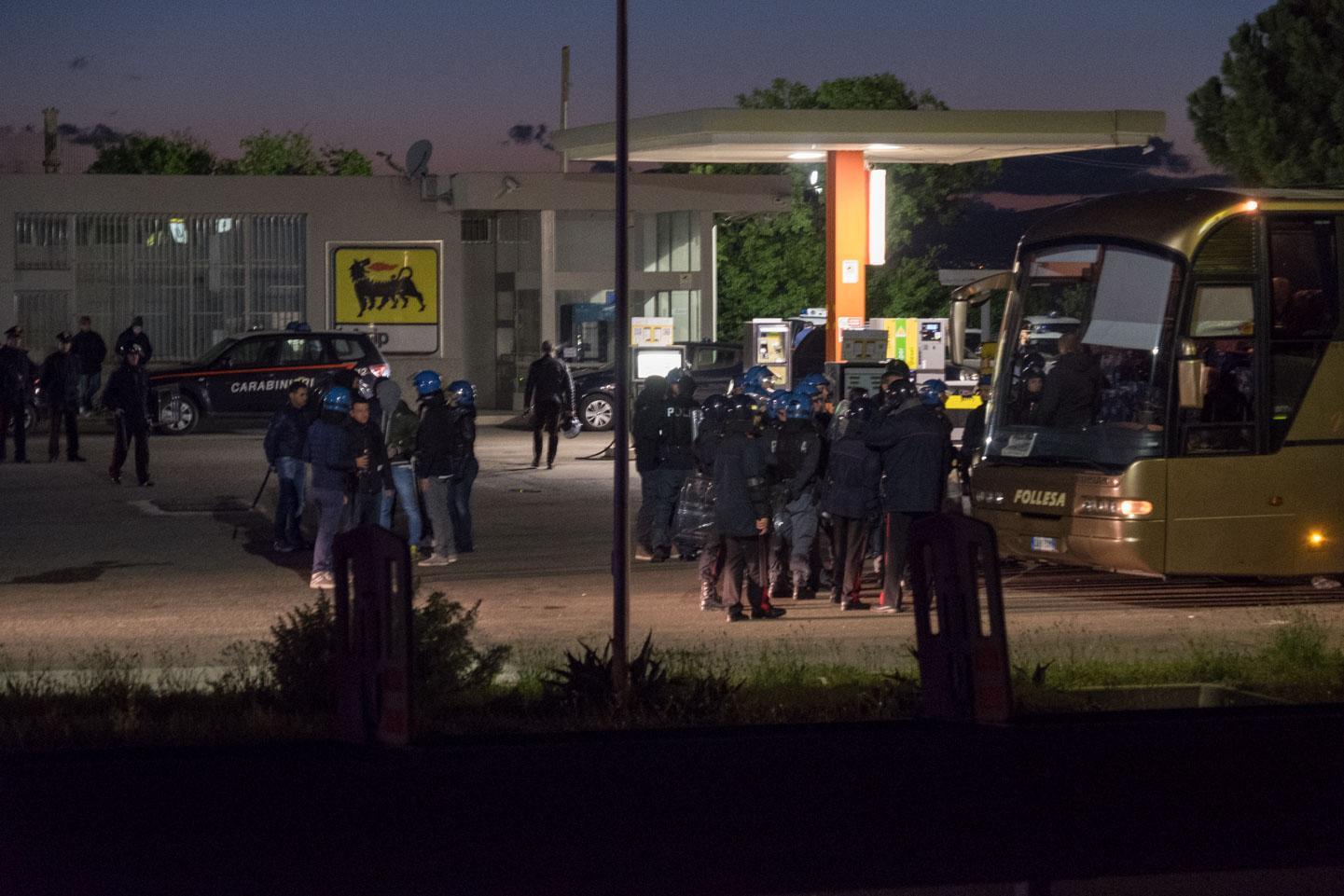 Gli ultras del Cagliari bloccati e identificati a 25 chilometri dal capoluogo (foto Rosas)