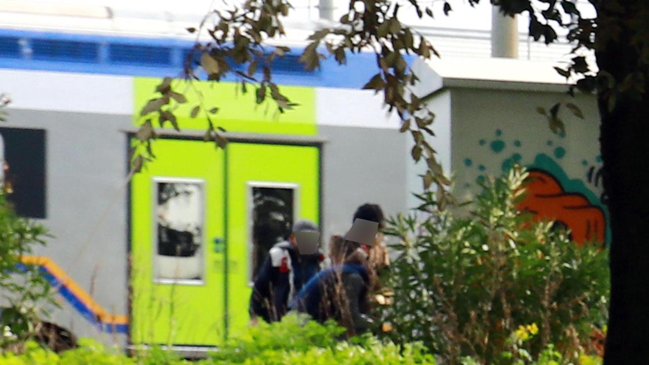 Ragazzi che si drogano lungo viale Buozzi (foto agenzia Sestini)