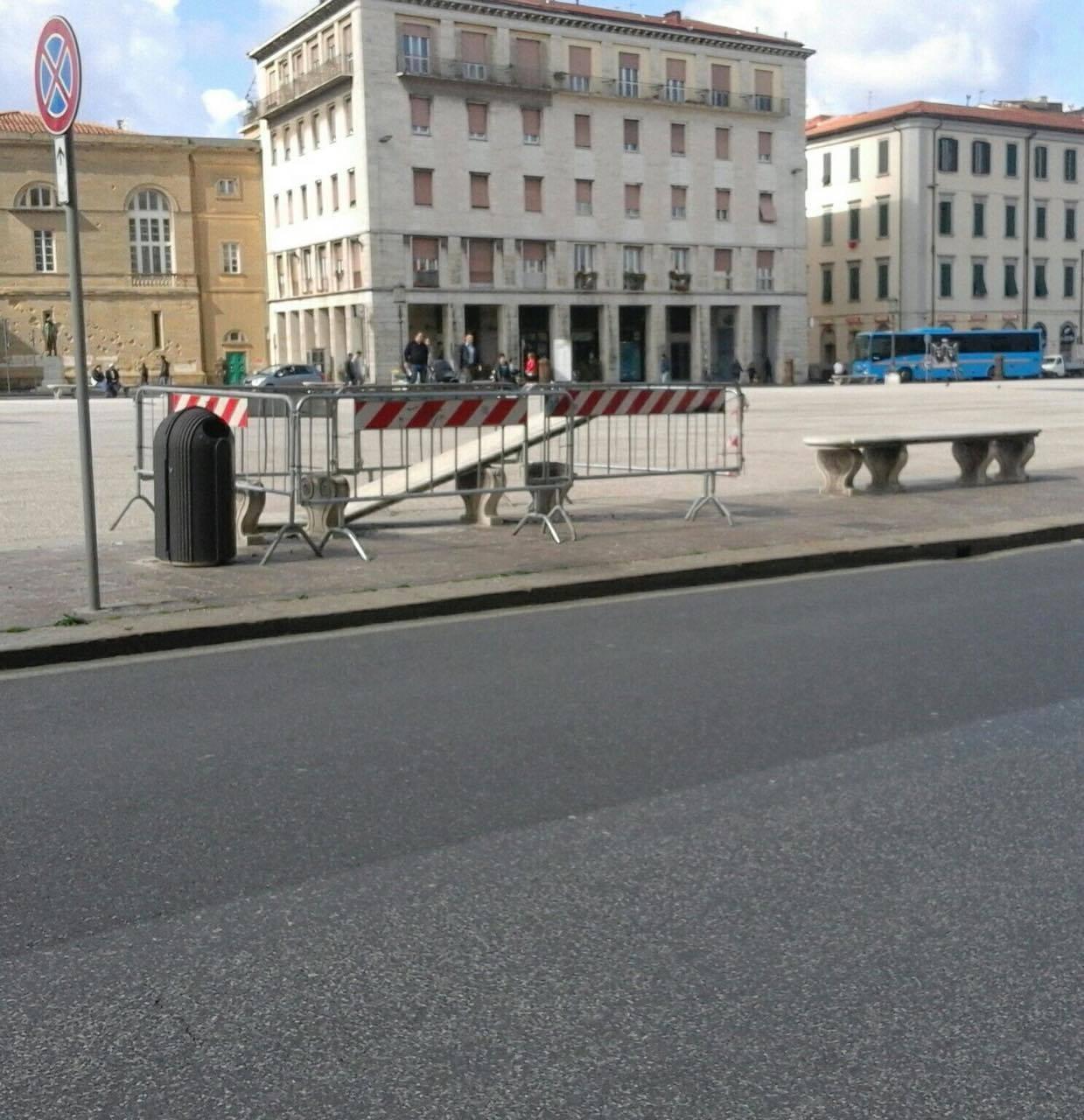 Abbatte in scooter una panchina in piazza della Repubblica e scappa 