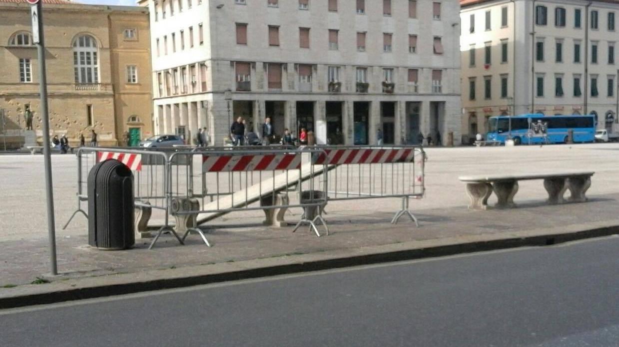 Abbatte in scooter una panchina in piazza della Repubblica e scappa