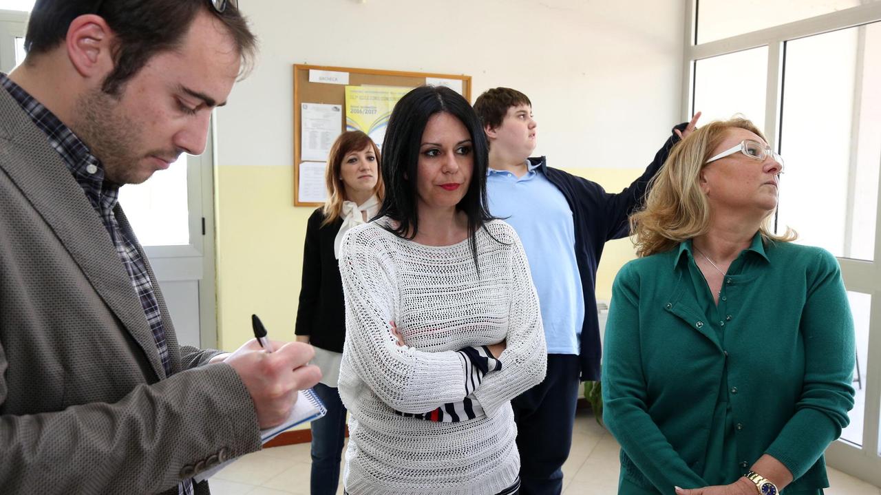 La professoressa Giulia Fiori (a sinistra) durante la visita (Foto Nucci)