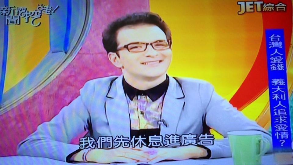 Riccardo Moratto, conosciuto a Taipei come Wei Jiade, durante una delle sue trasmissioni