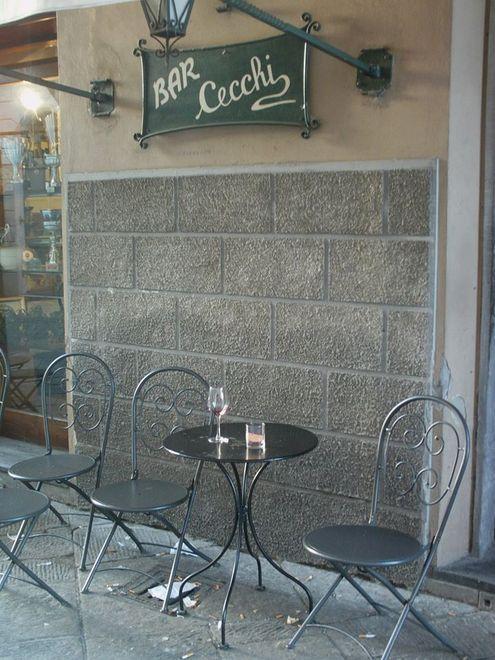 Muore a 47 anni dopo un malore al bar 