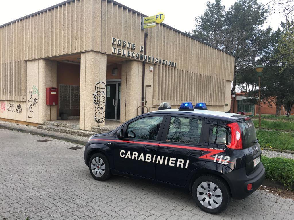 Un controllo dei carabinieri davanti all'ufficio postale di San Miniato Basso