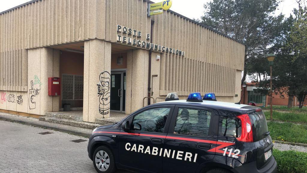 Un controllo dei carabinieri davanti all'ufficio postale di San Miniato Basso