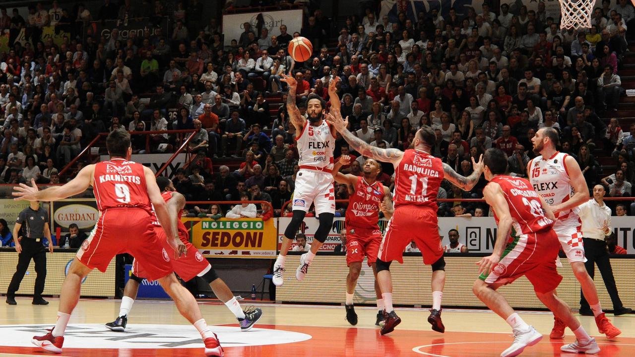 Petteway al tiro dalla distanza (Foto Gori)